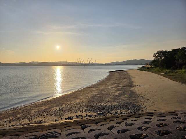 家のそばの浜辺から望む瀬戸内海の夕暮れ